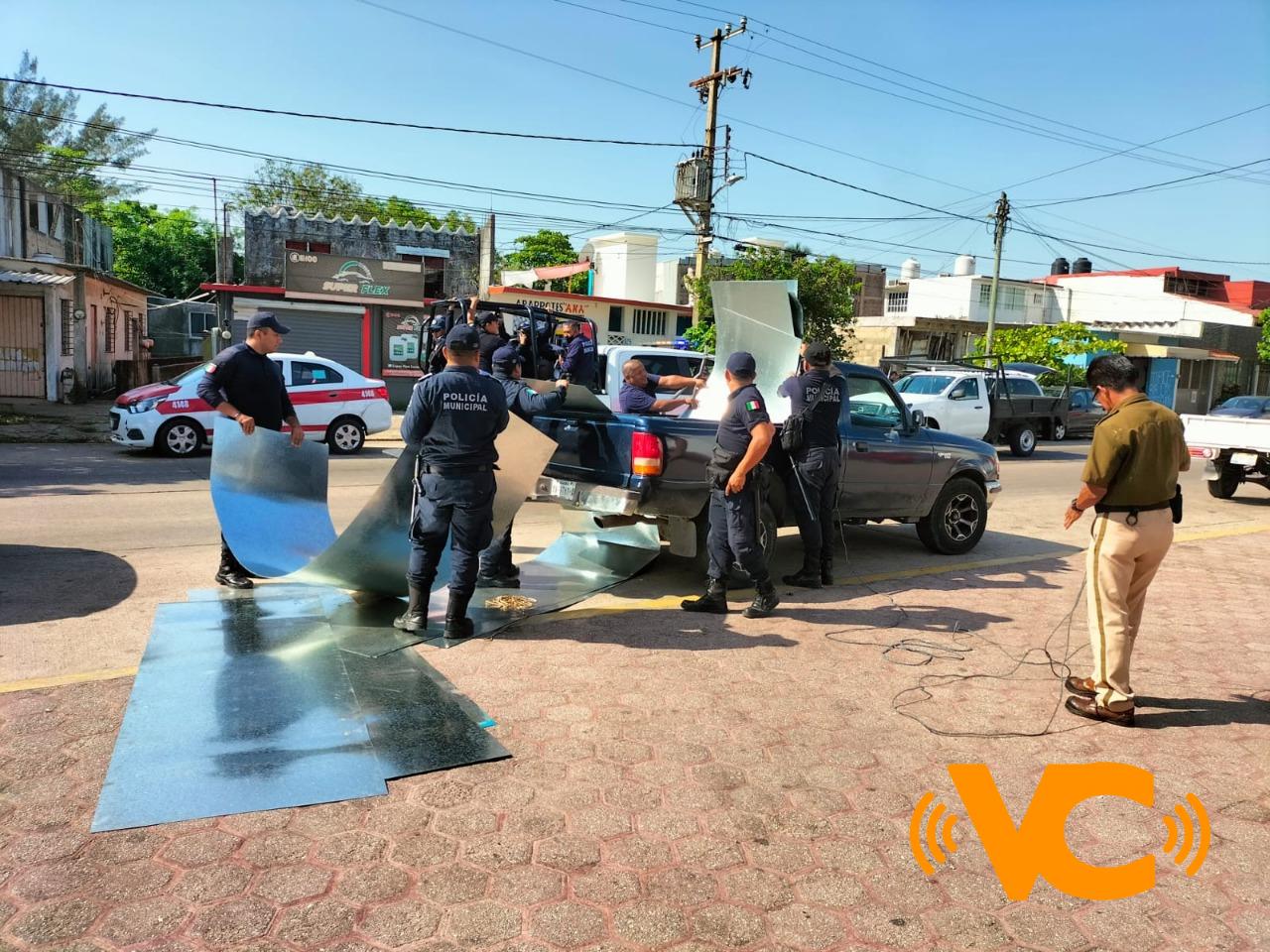 Láminas salieron volando por los aires en la zona de la Transístmica en Coatzacoalcos Láminas salieron volando por los aires en la zona de la Transístmica en Coatzacoalcos