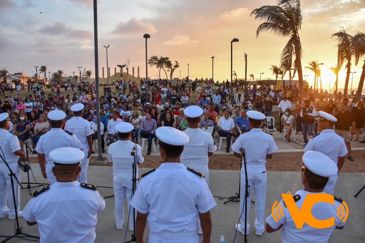 Deleitan Ayuntamiento y Secretaría de Marina con música y alegría. Deleitan Ayuntamiento y Secretaría de Marina con música y alegría.
