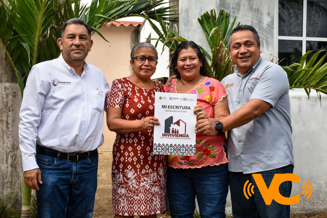 Reciben familias escrituras de manos de Amado Cruz y personal de INVIVIENDA Reciben familias escrituras de manos de Amado Cruz y personal de INVIVIENDA