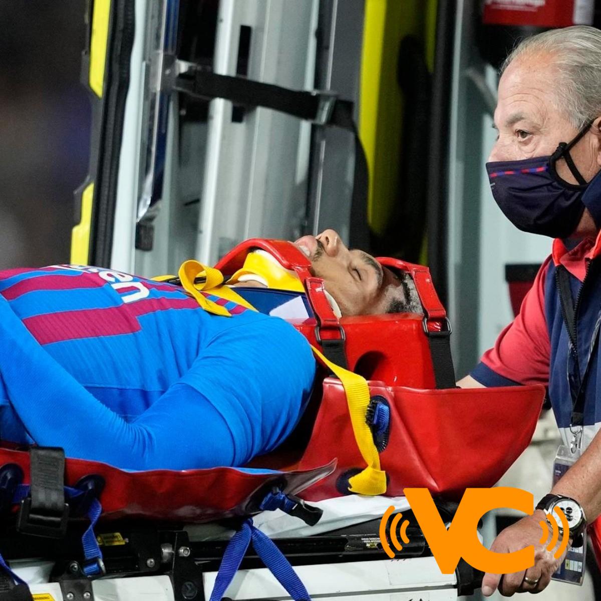 Araujo sufre conmoción tras choque con Gavi, su compañero en Barcelona; sale en ambulancia y lo hospitalizan