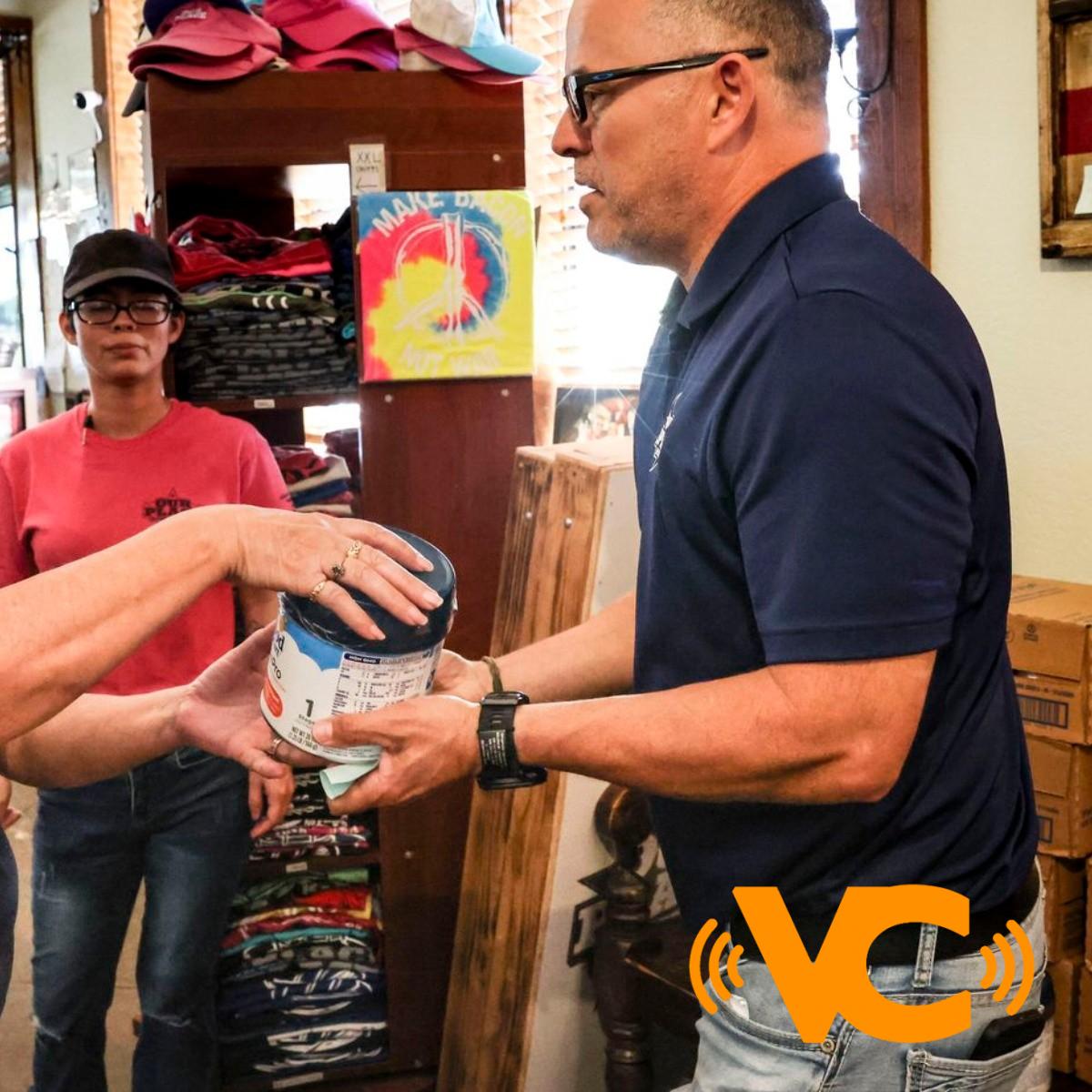 EU: Dueño de restaurante consigue comprar fórmula para bebés y la regala a familias necesitadas