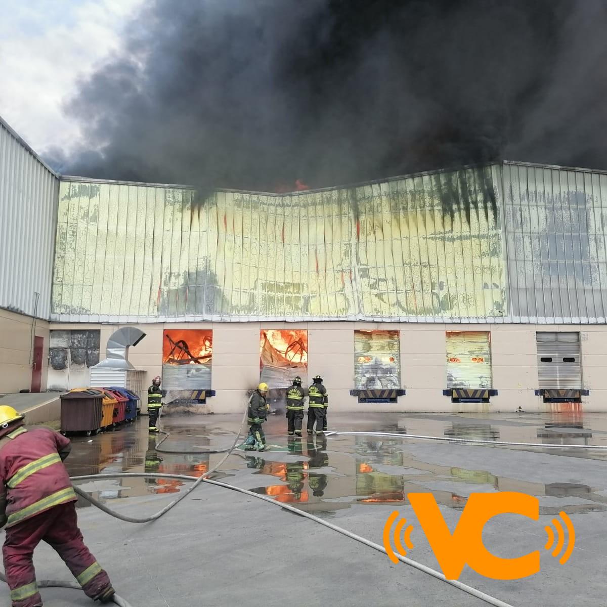 Incendio consume una fábrica en Lerma, Estado de México