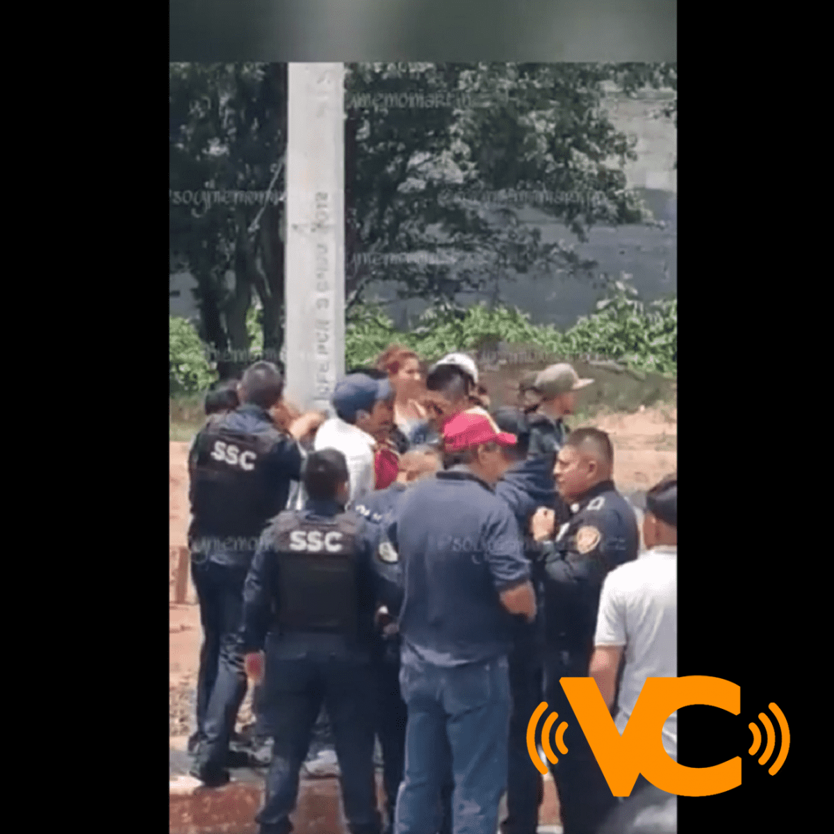 Policías acuden a un linchamiento y terminan siendo ellos los linchados Policías acuden a un linchamiento y terminan siendo ellos los linchados