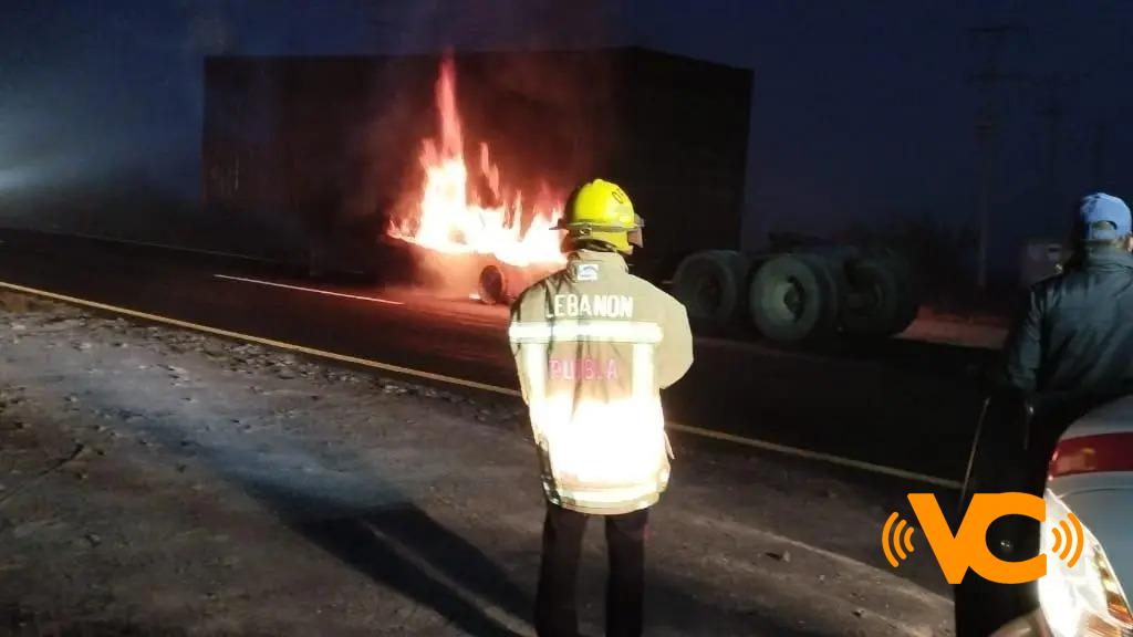 Cierre vial por tráiler en llamas en carretera de Veracruz, este jueves. Cierre vial por tráiler en llamas en carretera de Veracruz, este jueves.