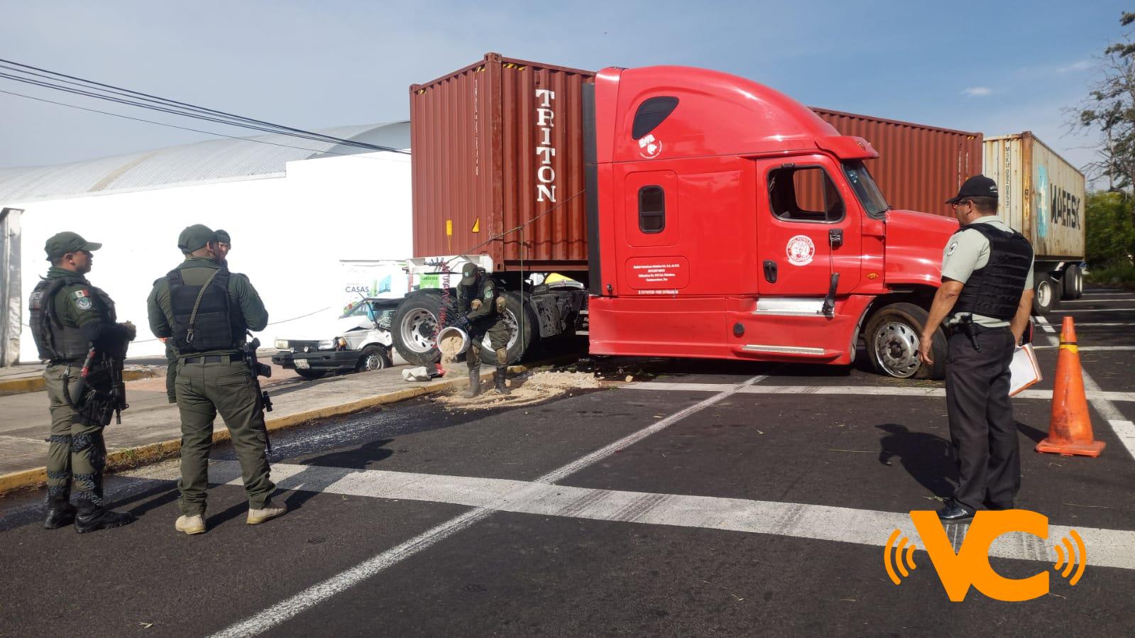 ‘Trancazo’ en el Lencero, a las afueras de Xalapa; doble accidente con cinco involucrados ‘Trancazo’ en el Lencero, a las afueras de Xalapa; doble accidente con cinco involucrados