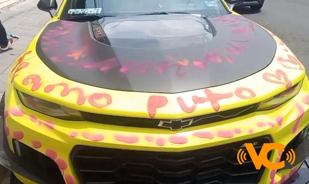 «Nunca engañen a sus novias»: Mujer grafitea auto de lujo de su pareja por serle infiel. «Nunca engañen a sus novias»: Mujer grafitea auto de lujo de su pareja por serle infiel.