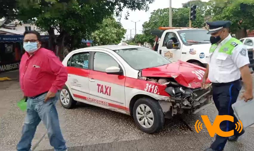 Enfermero y taxista chocan en pleno centro de Coatzacoalcos Enfermero y taxista chocan en pleno centro de Coatzacoalcos
