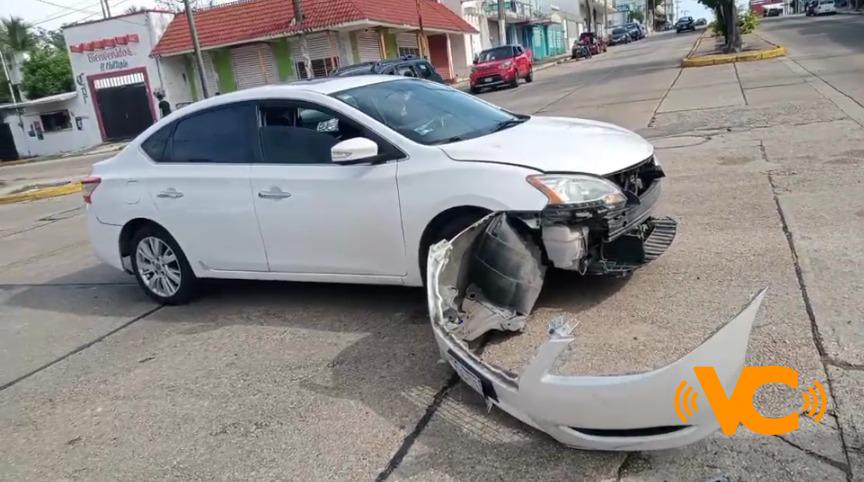 Colisión entre particular y motocicleta en el centro de Coatzacoalcos. Colisión entre particular y motocicleta en el centro de Coatzacoalcos.