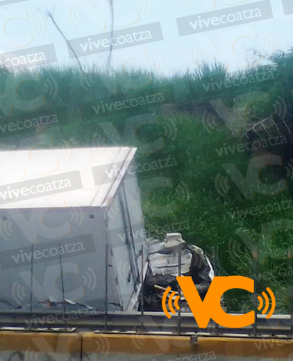 Camión cae sobre vehículo y deja prensado al conductor, en Minatitlán Camión cae sobre vehículo y deja prensado al conductor, en Minatitlán