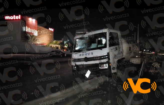 Pipa de gas destroza alumbrado público en Coatzacoalcos Pipa de gas destroza alumbrado público en Coatzacoalcos