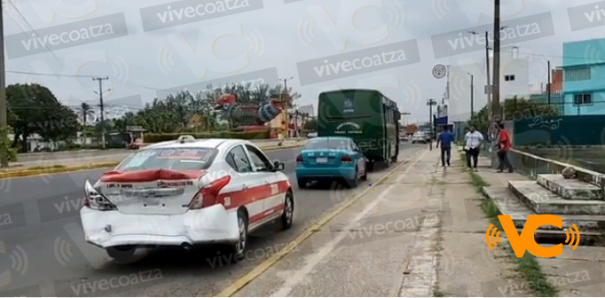 Choque entre autobús y taxi, en el poniente de Coatzacoalcos. Choque entre autobús y taxi, en el poniente de Coatzacoalcos.