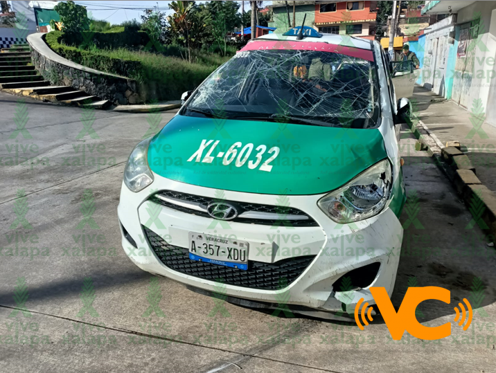 Taxista volcó su unidad en la calle de Bolivia. Taxista volcó su unidad en la calle de Bolivia.