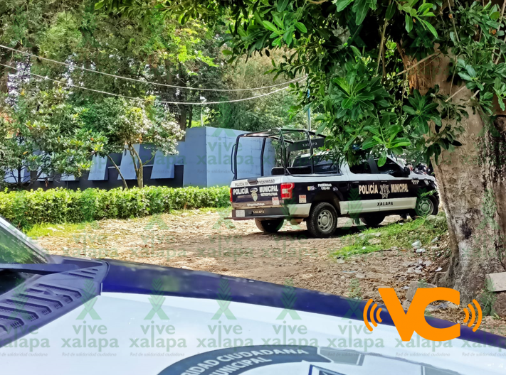 Se movilizan policías capitalinos tras la muerte de un indigente, a un costado del parque Adalberto Tejeda, en Xalapa. Se movilizan policías capitalinos tras la muerte de un indigente, a un costado del parque Adalberto Tejeda, en Xalapa.