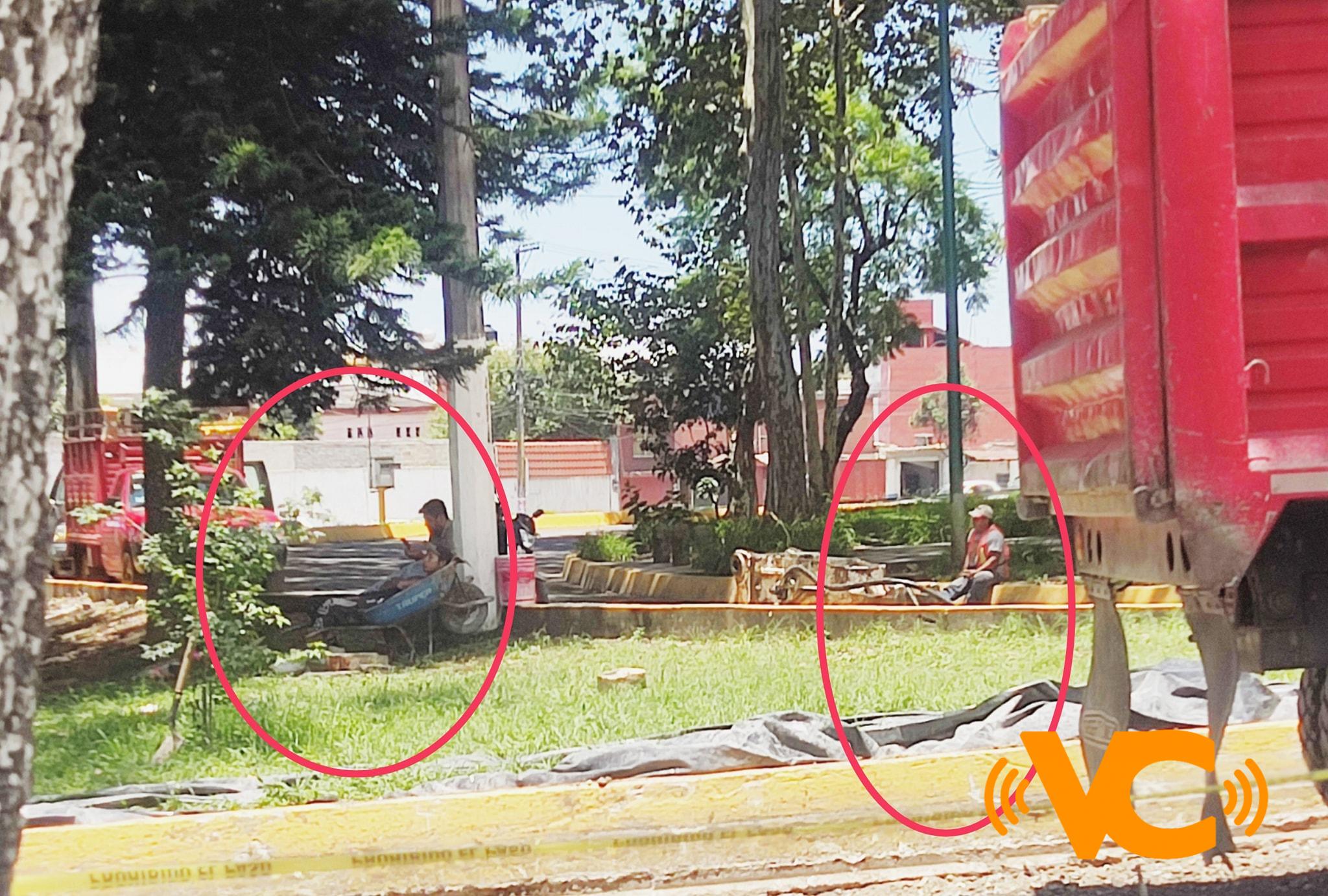 «¿Para justificar gastos?»: Usuario se queja de que trabajadores de obra en Ruiz Cortínez y Av. Xalapa se encuentran en la sombra descansando «¿Para justificar gastos?»: Usuario se queja de que trabajadores de obra en Ruiz Cortínez y Av. Xalapa se encuentran en la sombra descansando