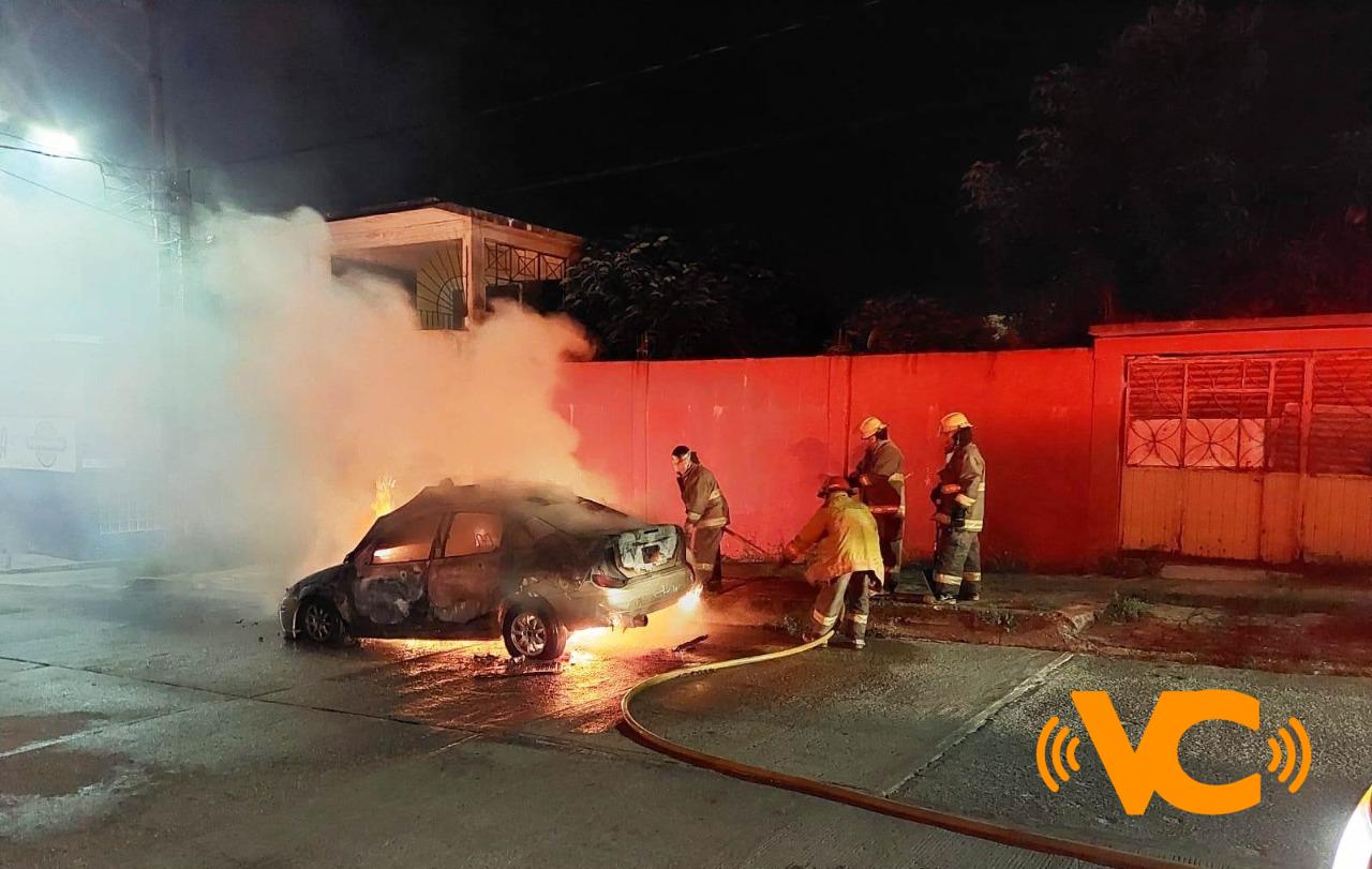 Se incendia automóvil por corto circuito en la colonia Santa Clara. Se incendia automóvil por corto circuito en la colonia Santa Clara.