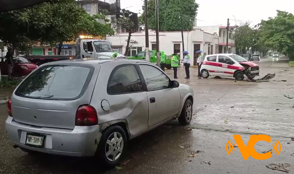 Taxi es impactado por un particular en Coatzacoalcos