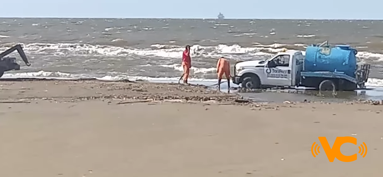 Camioneta de Sanirent queda atascada en la playa de Coatzacoalcos