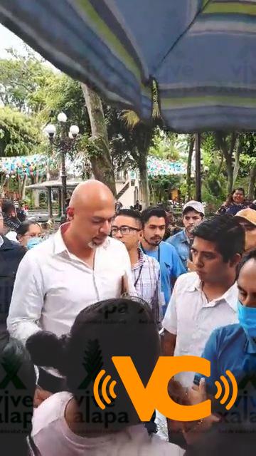 Desalojan con la fuerza pública a comerciantes en Coatepec Desalojan con la fuerza pública a comerciantes en Coatepec