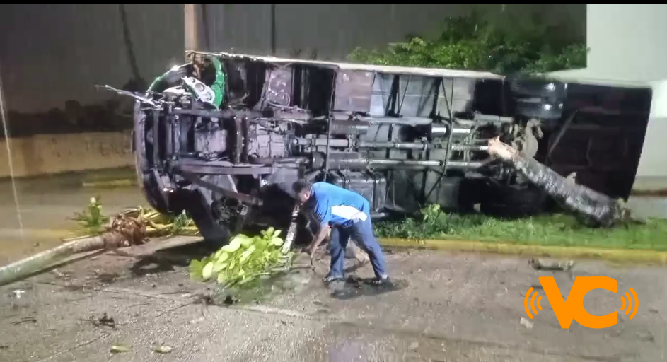 Autobús Quetzalcóatl causa 100 mil pesos en daños tras volcarse, en Coatzacoalcos Autobús Quetzalcóatl causa 100 mil pesos en daños tras volcarse, en Coatzacoalcos