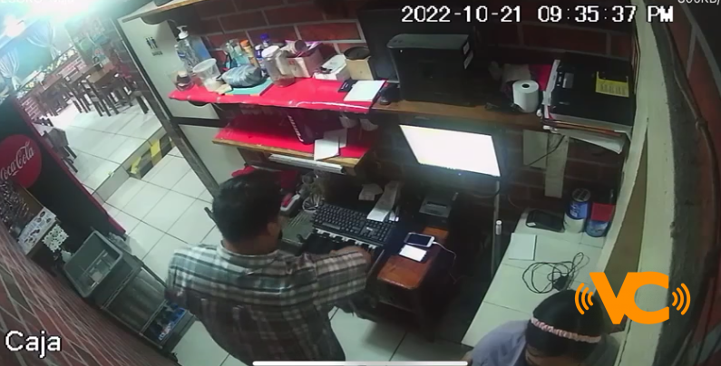 Dos sujetos asaltan a punta de pistola un establecimiento de comida en Coatzacoalcos Dos sujetos asaltan a punta de pistola un establecimiento de comida en Coatzacoalcos