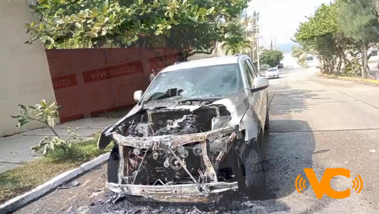 Camioneta se incendia en Coatzacoalcos Camioneta se incendia en Coatzacoalcos