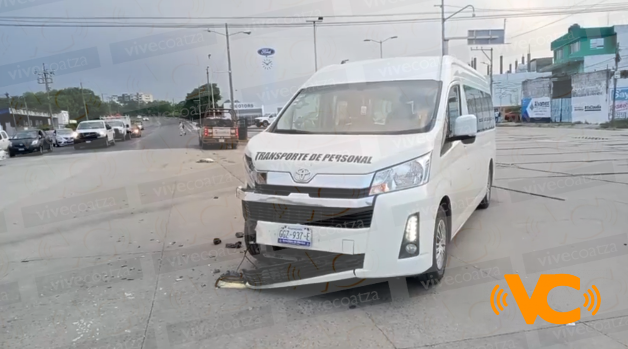 Choque entre camioneta de Pemex y camioneta de pasajeros, en Coatzacoalcos Choque entre camioneta de Pemex y camioneta de pasajeros, en Coatzacoalcos