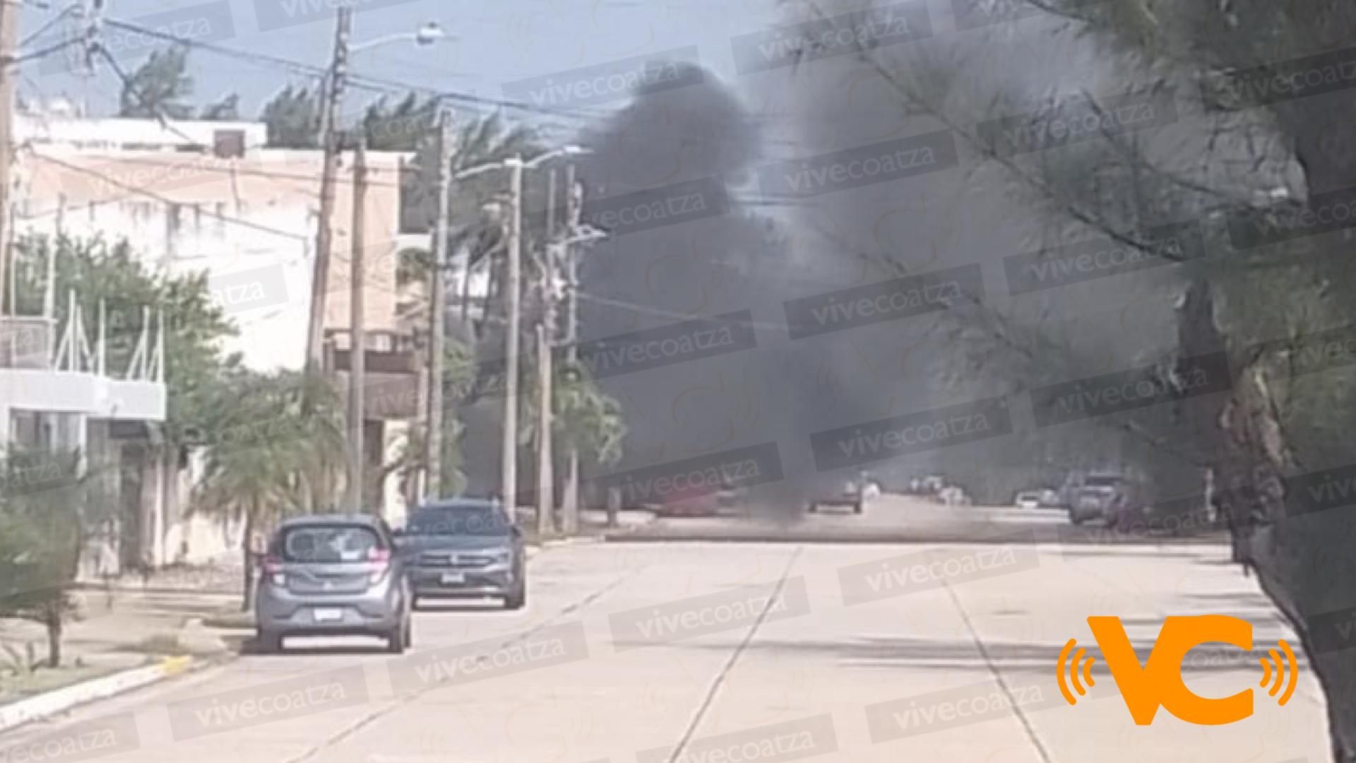 Camioneta se incendia en Coatzacoalcos Camioneta se incendia en Coatzacoalcos