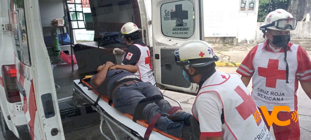 Motociclista choca contra una camioneta lesionando a una dama en el proceso, en Coatzacoalcos Motociclista choca contra una camioneta lesionando a una dama en el proceso, en Coatzacoalcos