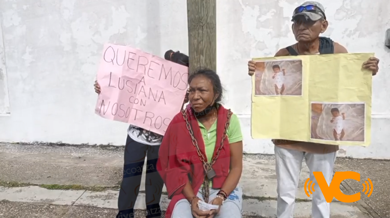 Ciudadana de Coatzacoalcos se encadena a un poste, protestando para que le entreguen a su nieta Ciudadana de Coatzacoalcos se encadena a un poste, protestando para que le entreguen a su nieta