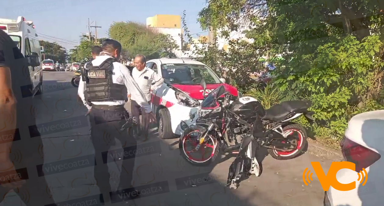 Un taxi choca contra un motociclista en Coatzacoalcos Un taxi choca contra un motociclista en Coatzacoalcos