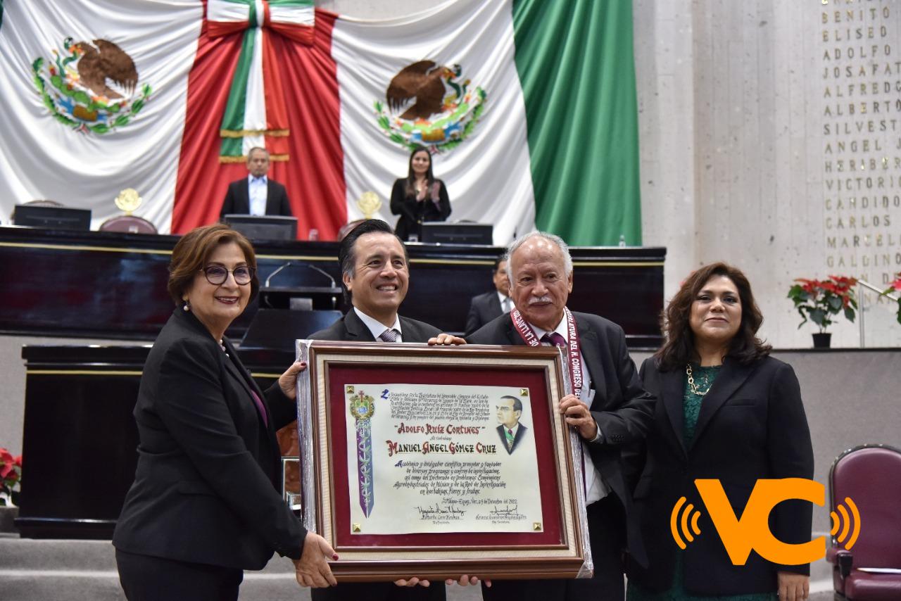 Entrega Congreso al Dr. Manuel Gómez la medalla Adolfo Ruiz Cortines 2022 Entrega Congreso al Dr. Manuel Gómez la medalla Adolfo Ruiz Cortines 2022