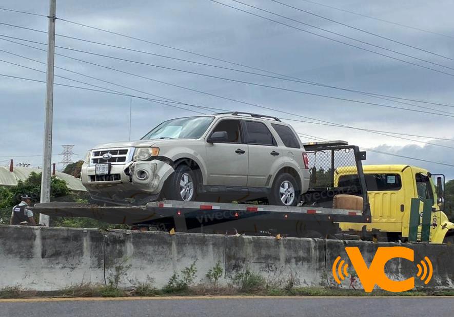 Camioneta quedó montada sobre el muro de contención frente al CBTIS -213 Camioneta quedó montada sobre el muro de contención frente al CBTIS -213