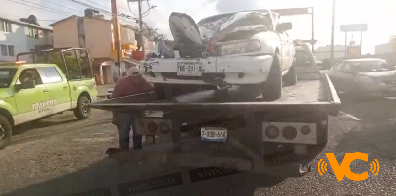Conductor intenta esquivar a un perrito y termina incrustado en un autobús, en Coatzacoalcos Conductor intenta esquivar a un perrito y termina incrustado en un autobús, en Coatzacoalcos