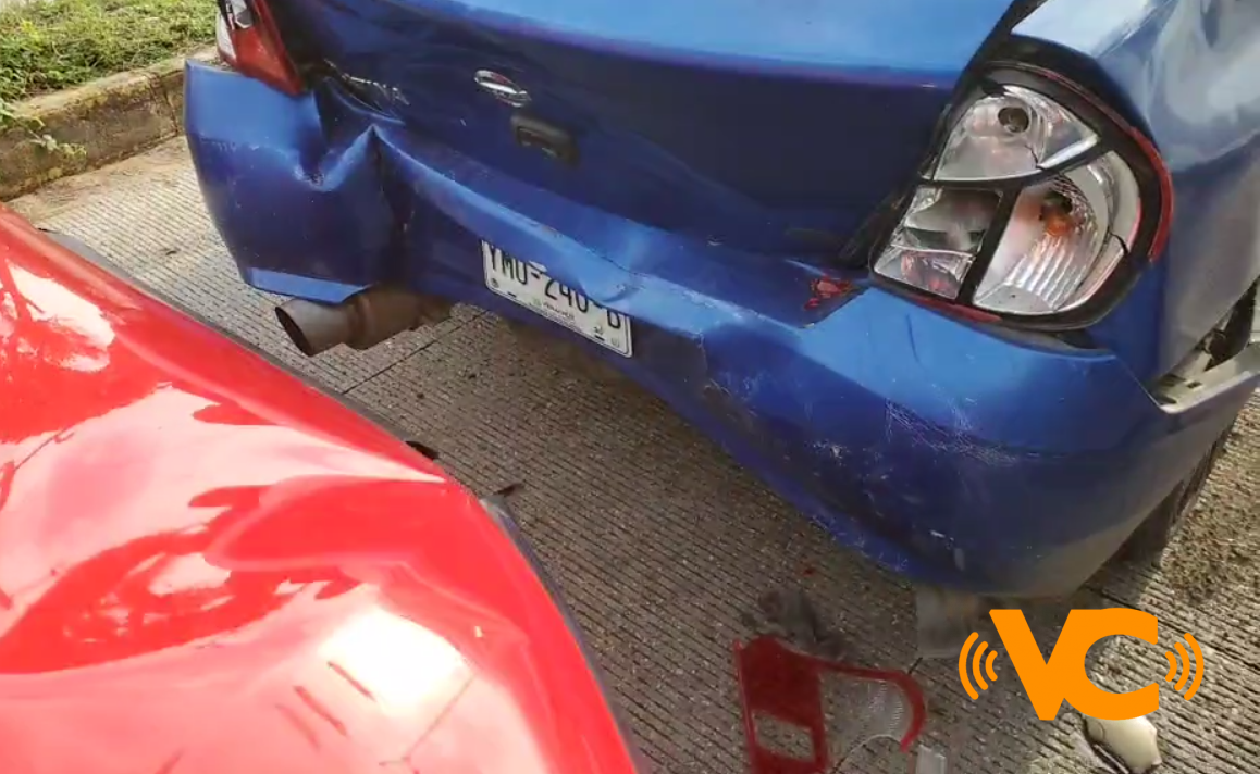 «Carambola» entre tres autos, en Coatzacoalcos «Carambola» entre tres autos, en Coatzacoalcos