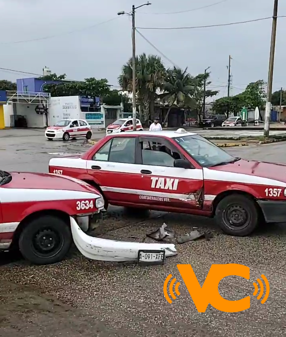 Dos taxistas chocan en Coatzacoalcos