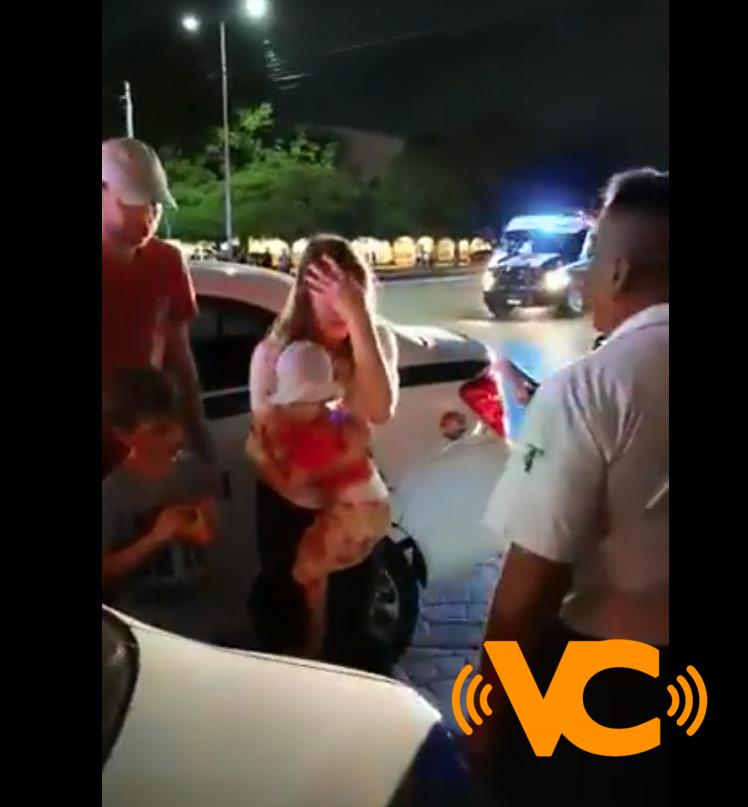 Taxistas obligan a turistas a bajar de un Uber en Cancún Taxistas obligan a turistas a bajar de un Uber en Cancún