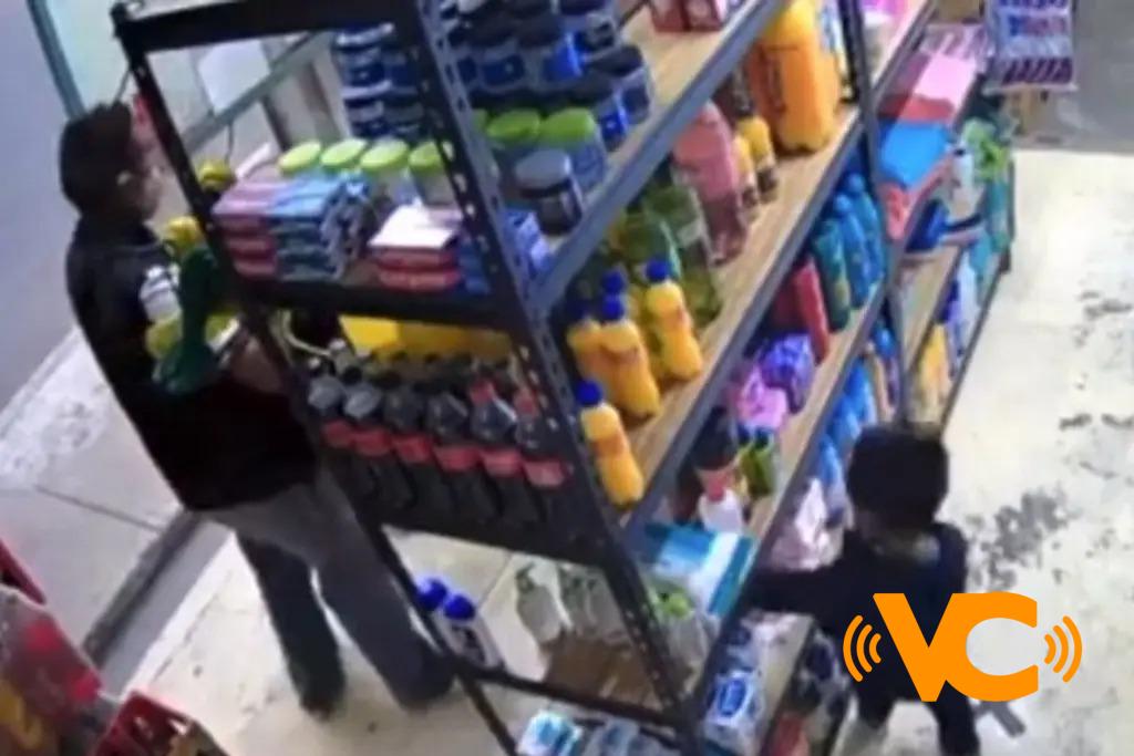Pareja y niño roban tienda de abarrotes