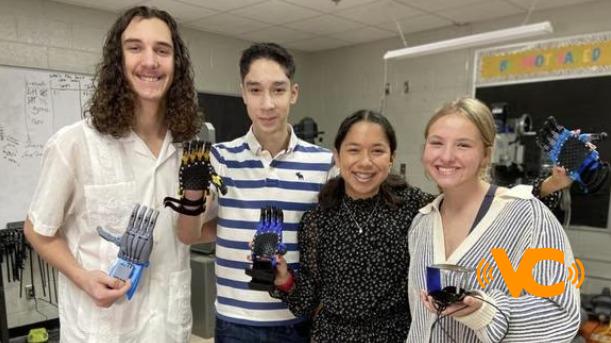 Alumnos le construyen mano robótica a su nuevo compañero de clase en EU Alumnos le construyen mano robótica a su nuevo compañero de clase en EU