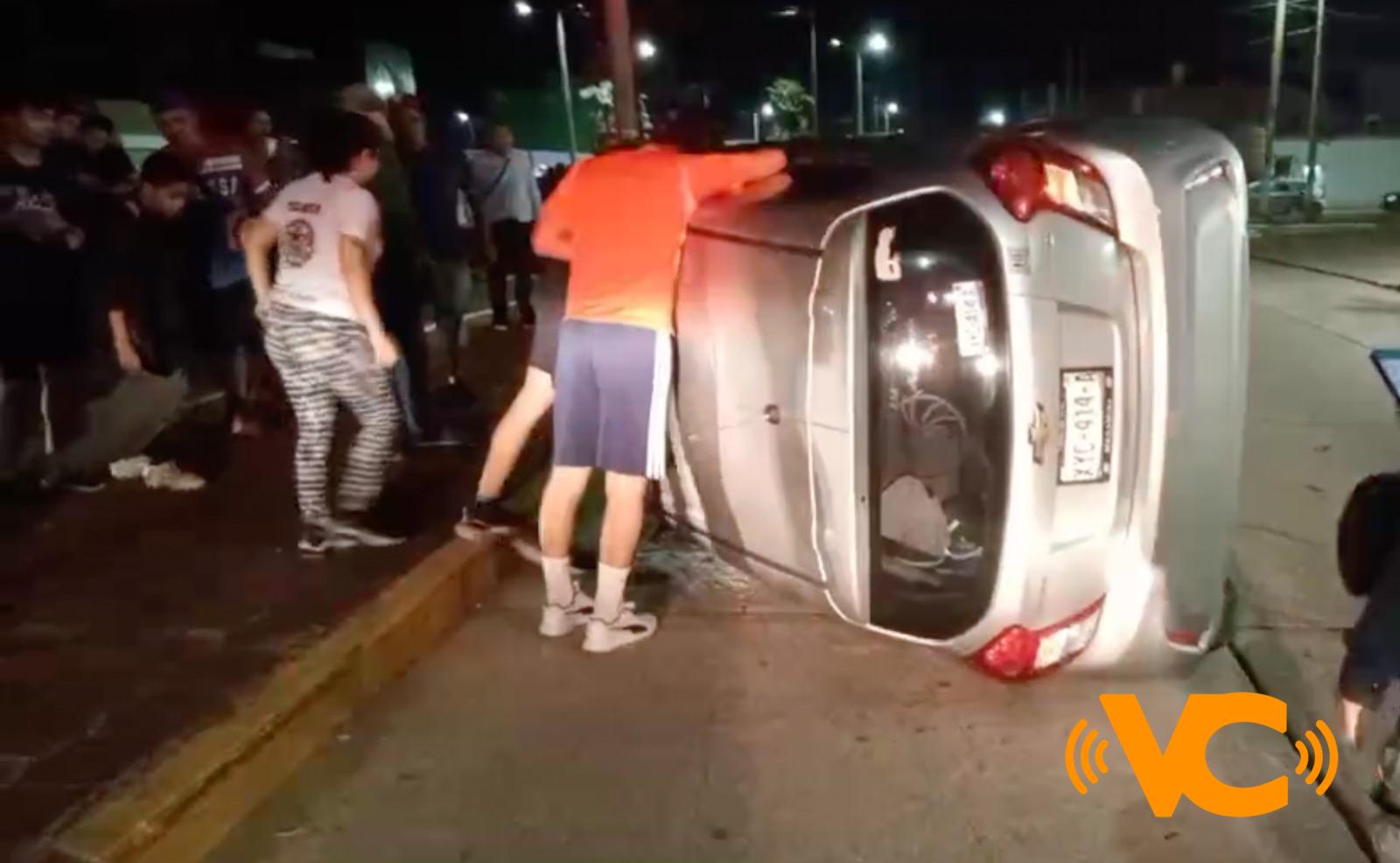 Un auto terminado volcado tras chocar, en Coatzacoalcos Un auto terminado volcado tras chocar, en Coatzacoalcos