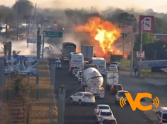 Momento exacto de explosión de pipa en gasolinera sobre carretera Tula-Tlahuelilpan