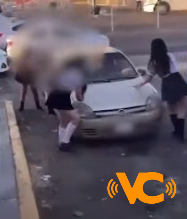 Estudiantes de preparatoria apedrean auto de su acosador sexual en Culiacán