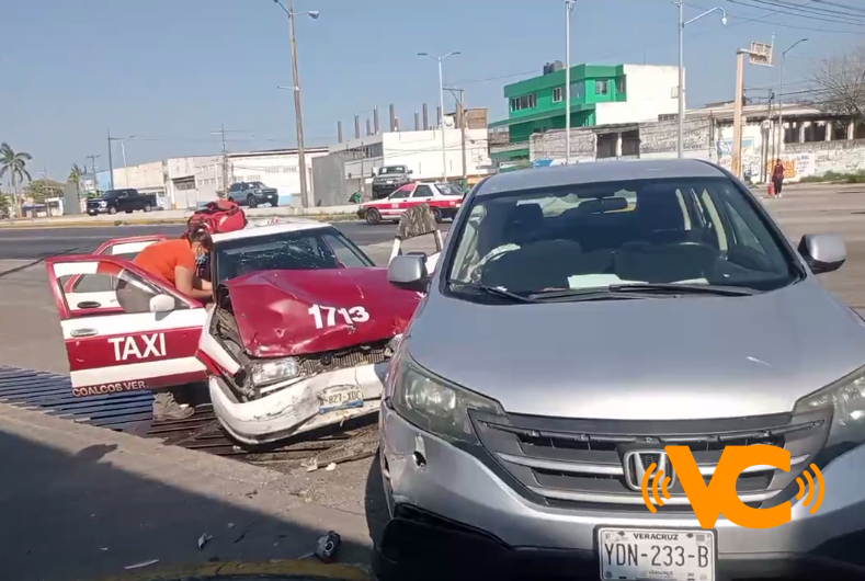 Choca camioneta con taxi frente al Reloj de la Ford en la colonia Palma Sola de Coatzacoalcos Choca camioneta con taxi frente al Reloj de la Ford en la colonia Palma Sola de Coatzacoalcos
