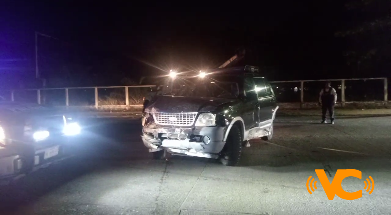 Conductor ebrio causa destrozos frente a la Central Camionera en Coatzacoalcos