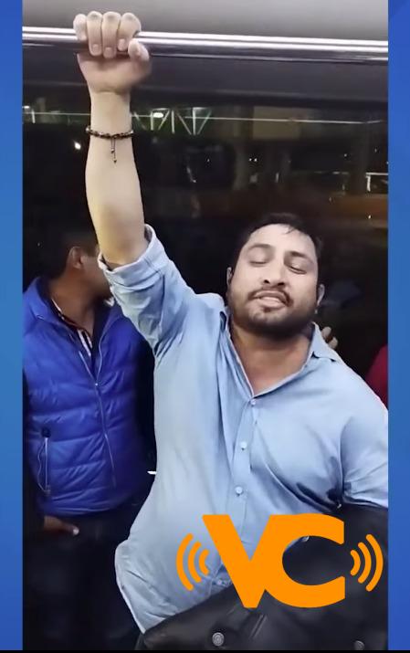 Julión Álvarez le canta a pasajeros a bordo de un camión Julión Álvarez le canta a pasajeros a bordo de un camión