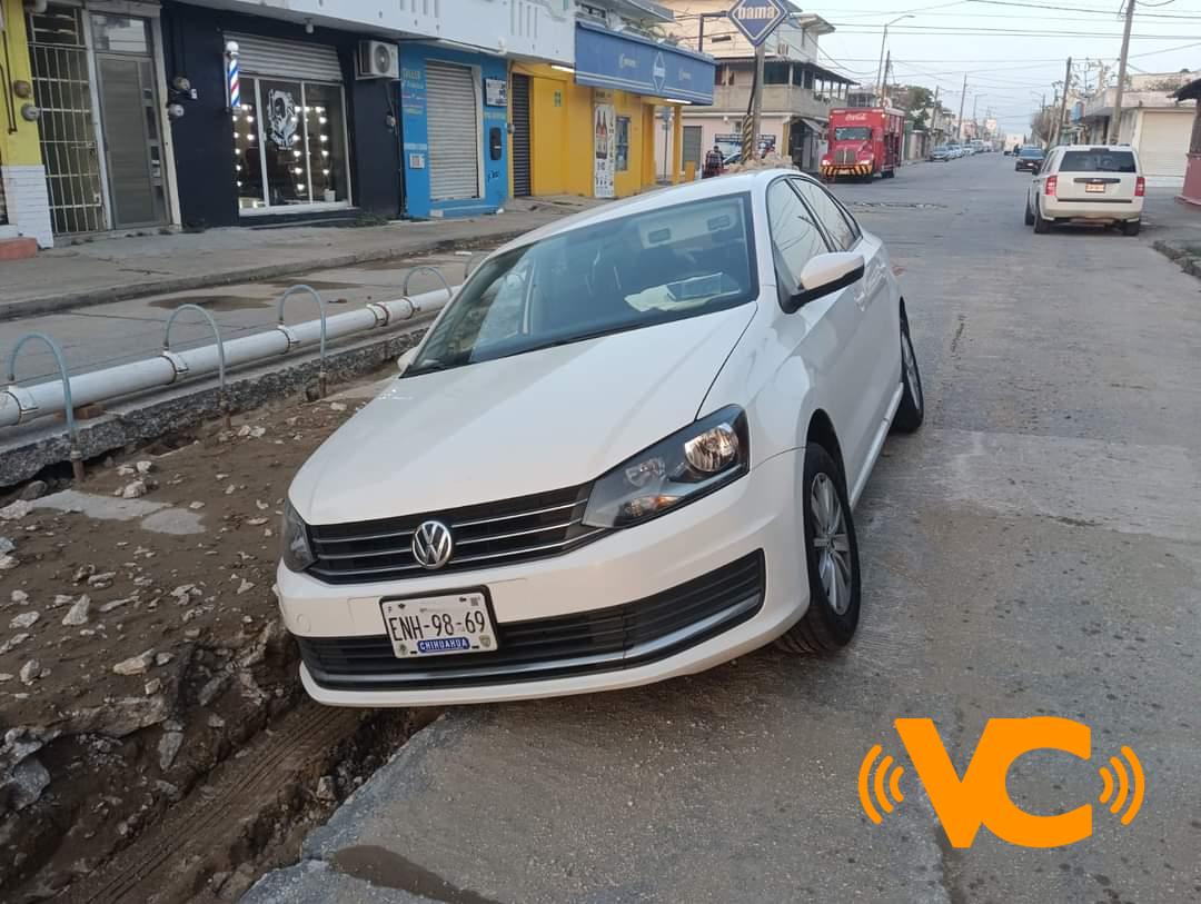 Automóvil cayó a una zanja por obra inconclusa, no había señalamientos Automóvil cayó a una zanja por obra inconclusa, no había señalamientos