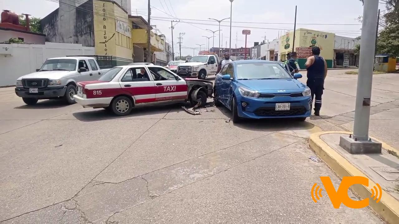 Choque deja dos damas heridas en la Av. Zaragoza y Malpica