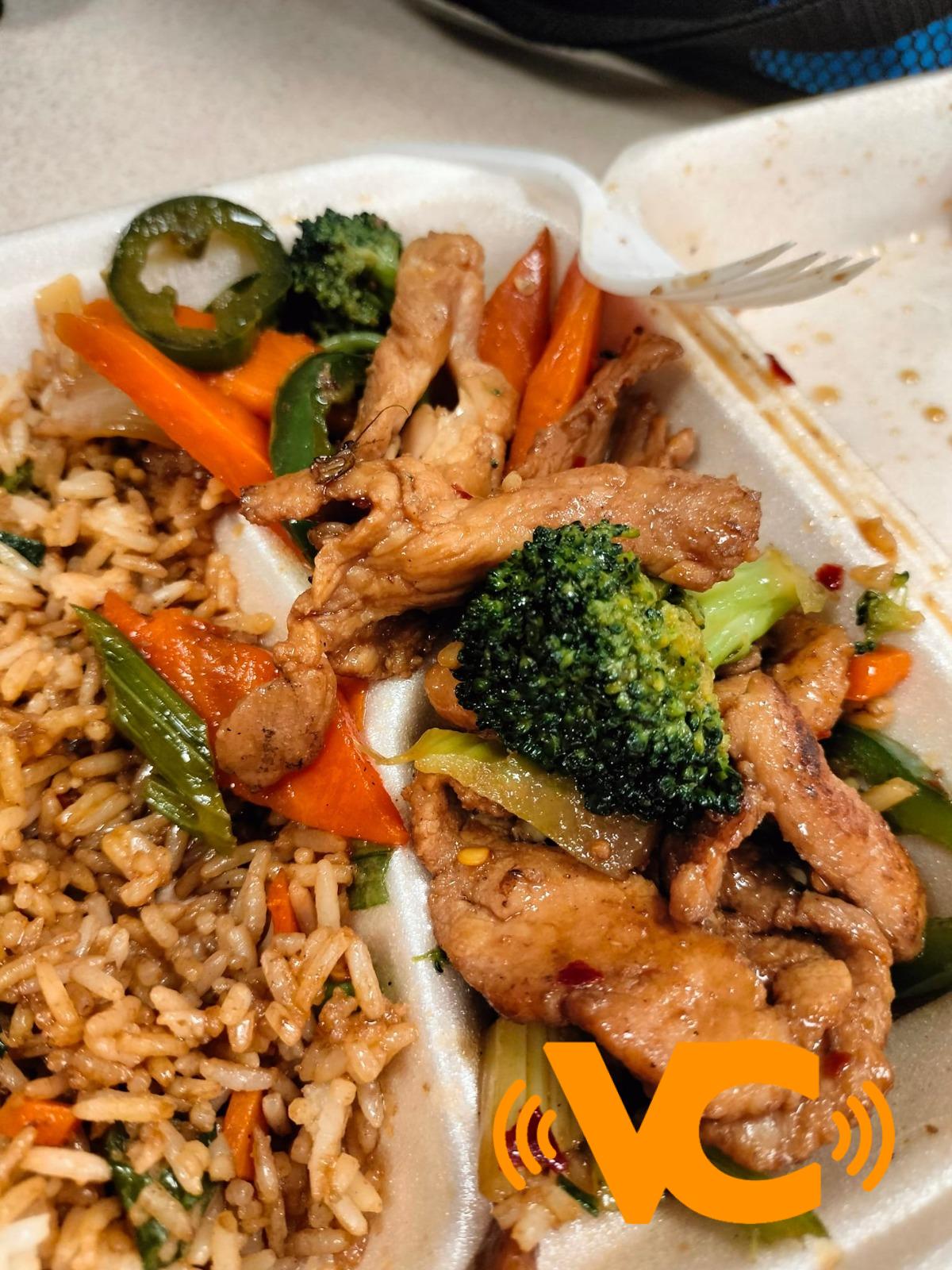Cliente encuentra insecto en comida china de Phoenixbuffet en Forum Coatzacoalcos Cliente encuentra insecto en comida china de Phoenixbuffet en Forum Coatzacoalcos