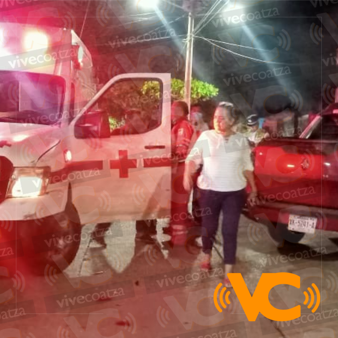 Imprudente conductor choca contra ambulancia en la Juárez Norte de Coatzacoalcos Imprudente conductor choca contra ambulancia en la Juárez Norte de Coatzacoalcos