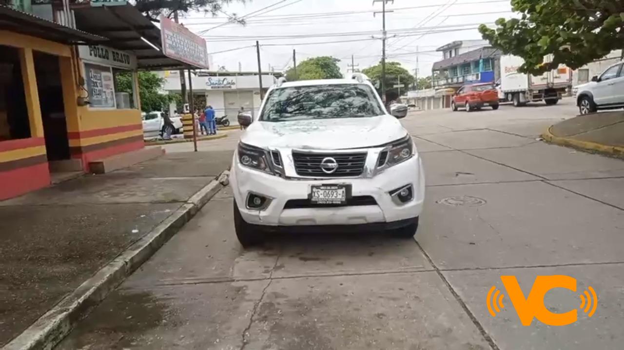 Accidente vehicular en Coatzacoalcos: camioneta Nissan impacta contra auto Renault Accidente vehicular en Coatzacoalcos: camioneta Nissan impacta contra auto Renault