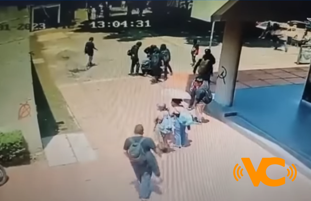 Encapuchados atacan con martillo a vigilante en la UNAM Encapuchados atacan con martillo a vigilante en la UNAM